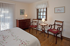 Rose guestroom at the Baladerry Inn, Gettysburg