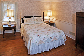 Windflower guestroom at the Baladerry Inn, Gettysburg